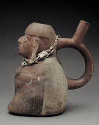 Stigbøjlevase forestillende en dignitær under påvirkning af koka, 1.-8. århundrede e.Kr. (terracotta) (se også 63484)